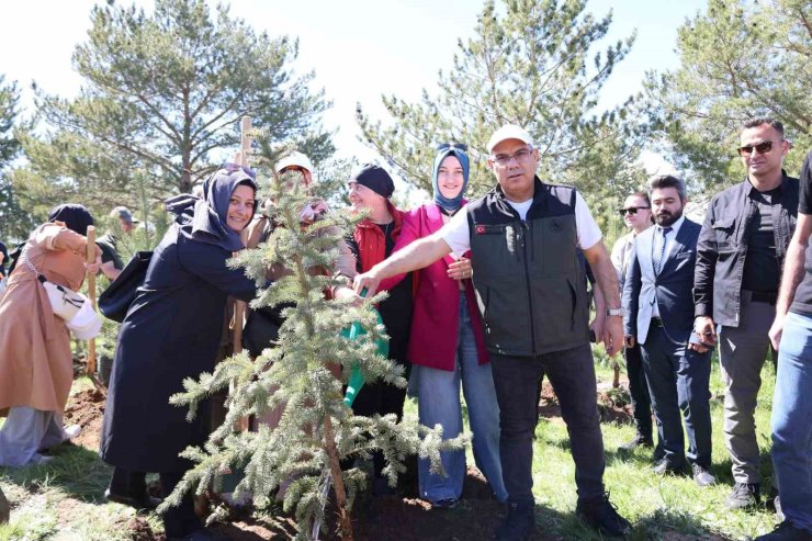Ağrı’da "Orman Benim" kampanyası kapsamında fidan dikimi ve orman temizliği etkinliği düzenlendi
