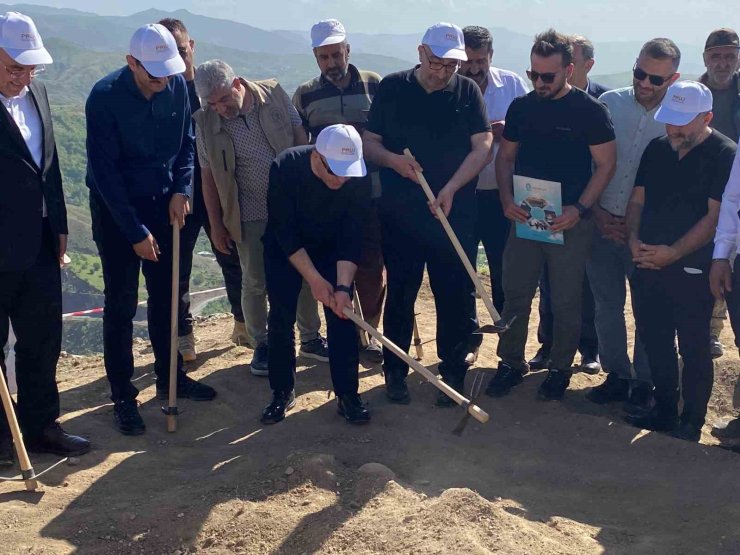 Vali Hatipoğlu, 3 bin yıllık tarihi Palu Kalesi için ilk kazmayı vurdu