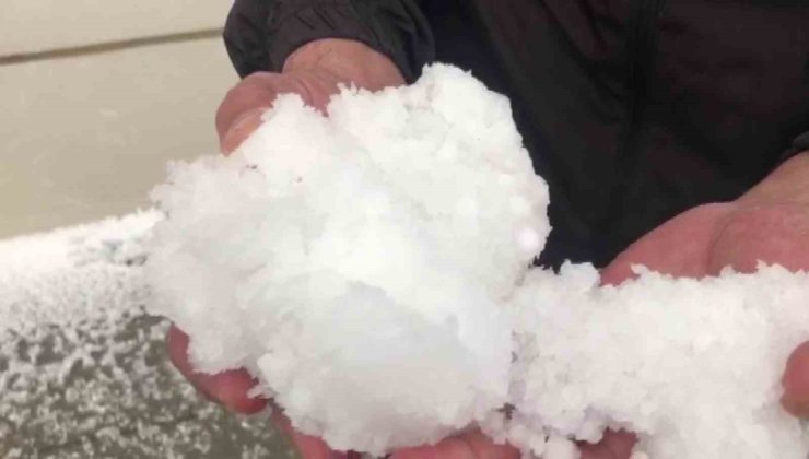 Dolu yağışı Kars’ı beyaza bürüdü