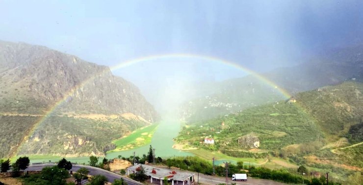 Kemaliye’de gökkuşağı görsel şölen oluşturdu