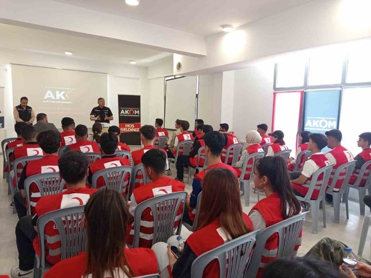 Malatya Büyükşehir Belediyesi’nden genç gönüllülere afet ve yangın eğitimi