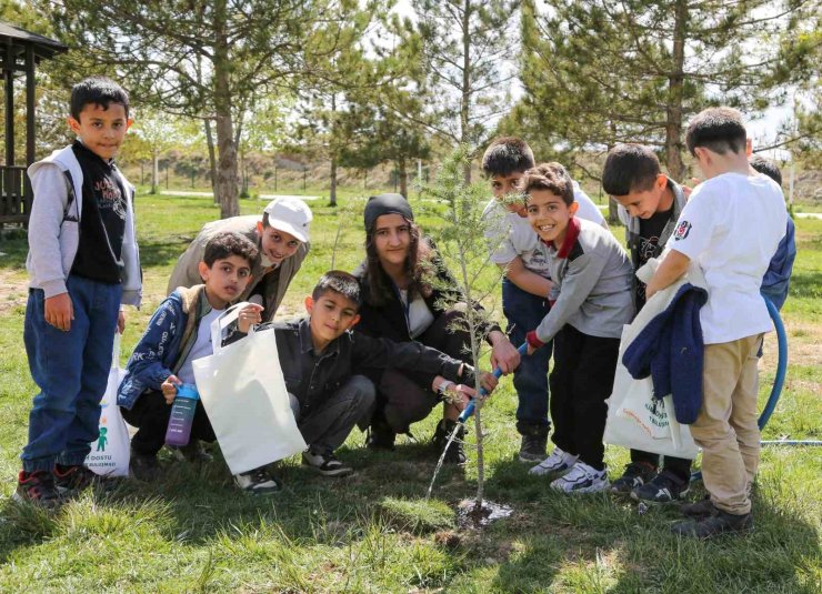 İlkokul öğrencileri iklim değişikliğine dikkat çekmek için fidan dikti