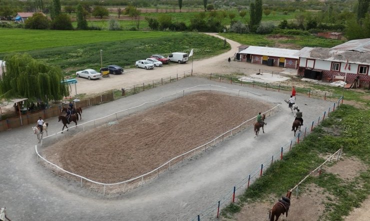 Deprem sonrası doğayla buluşma: Malatya’da atlı terapiye ilgi artıyor