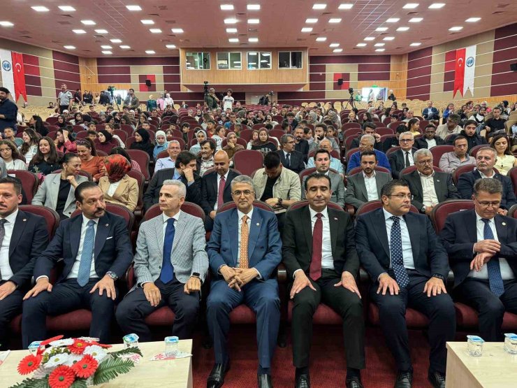 Milletvekili Aydın, Kızıl Elma Türkçe Ödül törenine katıldı