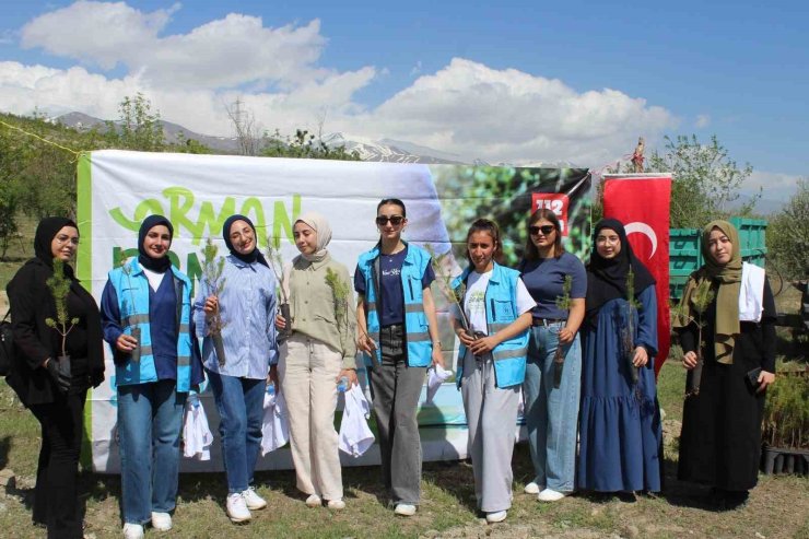 Öğrenciler fidan dikip ormanda çöp temizliği yaptı