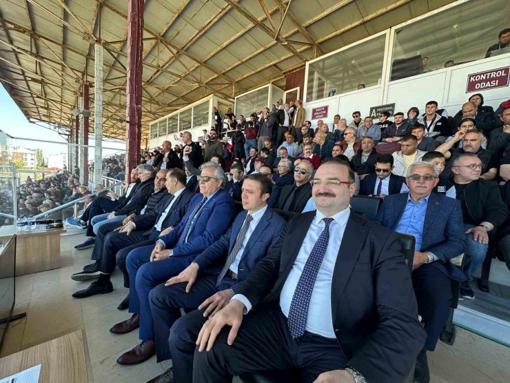 Rektör Hacımüftüoğlu, Erzurumspor’u yalnız bırakmadı