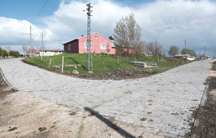 Ağrı’da Yolluyazı köy içi yoluna 3 bin metrekare kilit parke döşendi