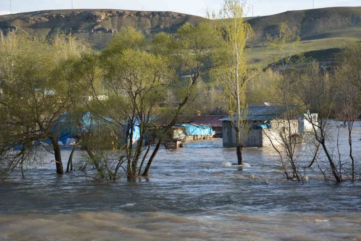 Erzincan’da sağanak sonrası bazı tarım arazileri su altında kaldı