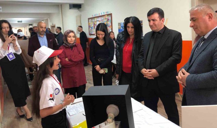 Hakkari SPK Ortaokulunda TÜBİTAK 4006 Fuarı’na büyük ilgi