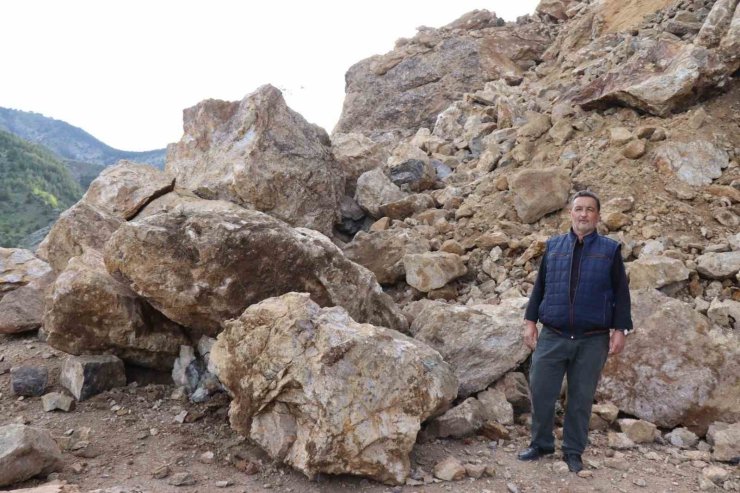 Dev kayalar yolu ulaşıma kapattı