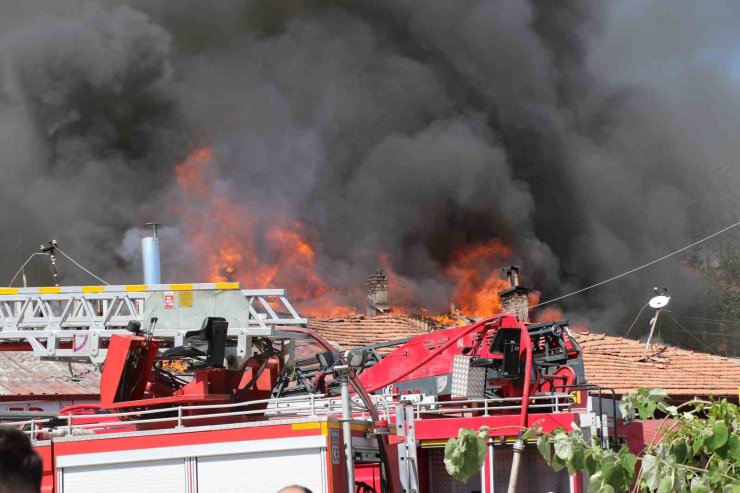 Erzincan’da ahşap sıralı dükkanların çatısında çıkan yangına müdahale ediliyor