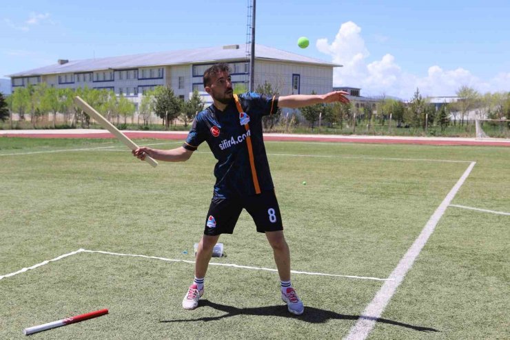 Ağrı’da unutulmaya yüz tutmuş "Topa dara" oyunu gençlerle buluşuyor