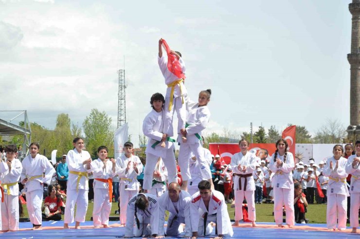 Kars’ta 19 Mayıs coşkuyla kutlandı