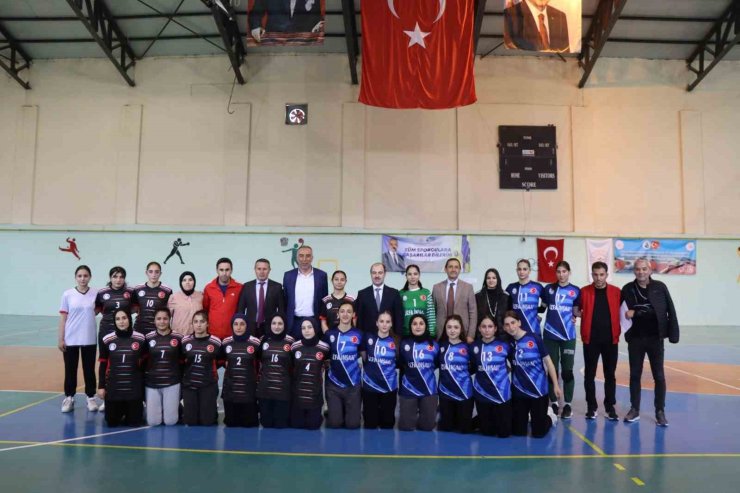 Oltu’da hentbolun şampiyonu Oltu Anadolu Lisesi
