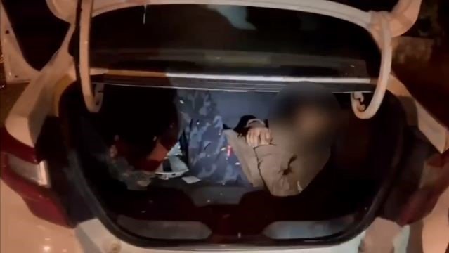 Düzensiz göçmenler otomobil bagajında yakalandı