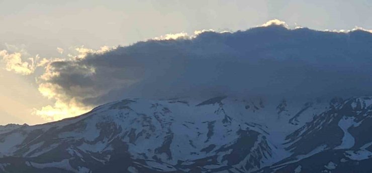 Süphan Dağı’nın zirvesindeki bulutlar görenleri hayran bıraktı
