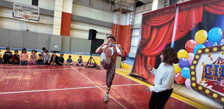 Madagaskar sirki Erciş’te nefes kesti