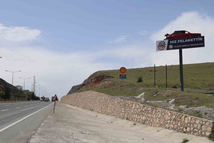 Emniyetten anlamlı uyarı: Yol kenarına yerleştirilen kazalı araç, sürücüleri yavaşlattı