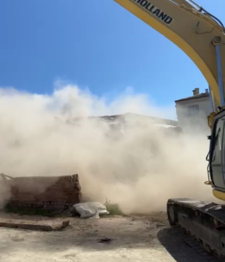Elazığ’da ağır hasarlı yapıların yıkımları sürüyor