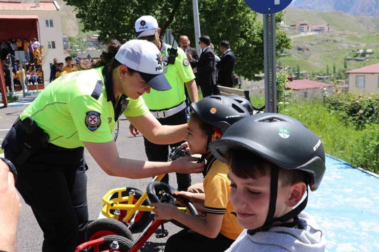 Hakkâri’de trafikte bilinçli nesillerin yetişmesi için eğitimler devam ediyor