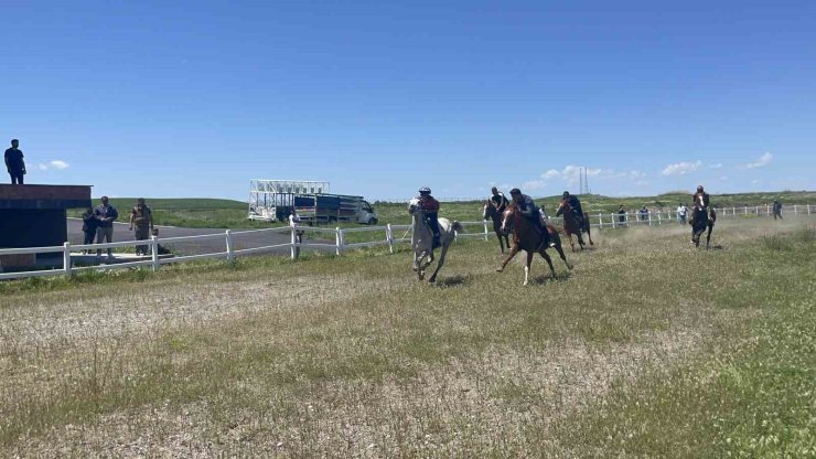 Malazgirt’te geleneksel at yarışması