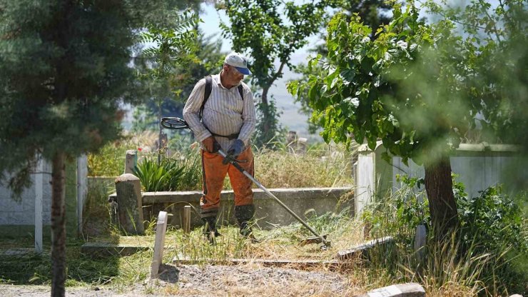 Battalgazi Belediyesi’nden mezarlıklarda bayram temizliği