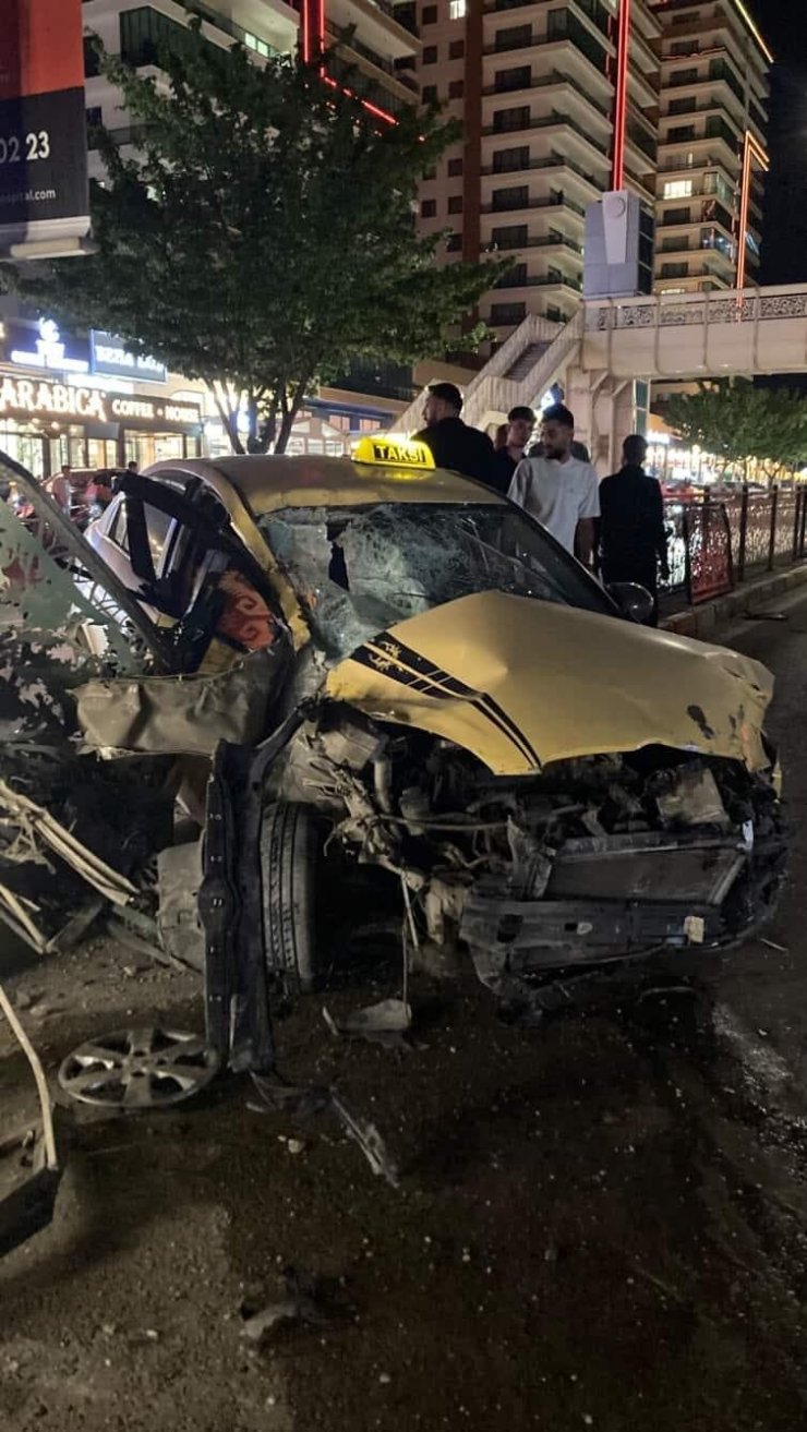 Elazığ’da otomobil refüjdeki bariyerlere çarptı: 1 yaralı