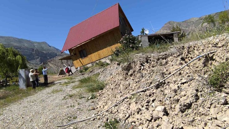 Tortum Şelalesi’nin eteklerinde heyelan