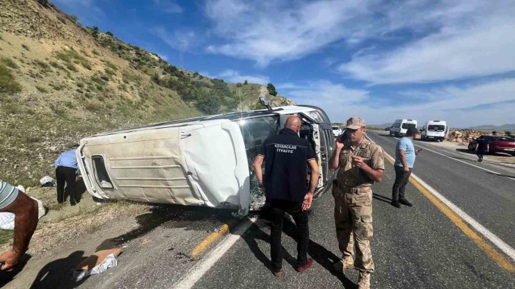 Elazığ’da köy minibüsü takla attı: 3’ü ağır 7 yaralı