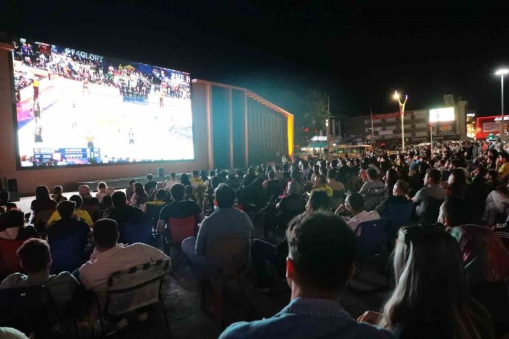 Erzincan’da Fenerbahçe’nin Euroleague final maçı dev ekranda izlendi