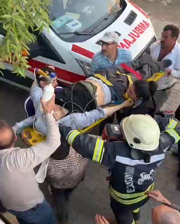 Çatıda fenalaşan adamın imdadına itfaiye koştu