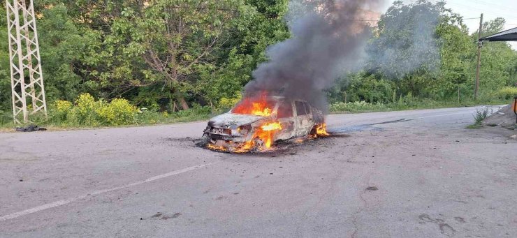 Erzincan’da otomobil alev alev yandı