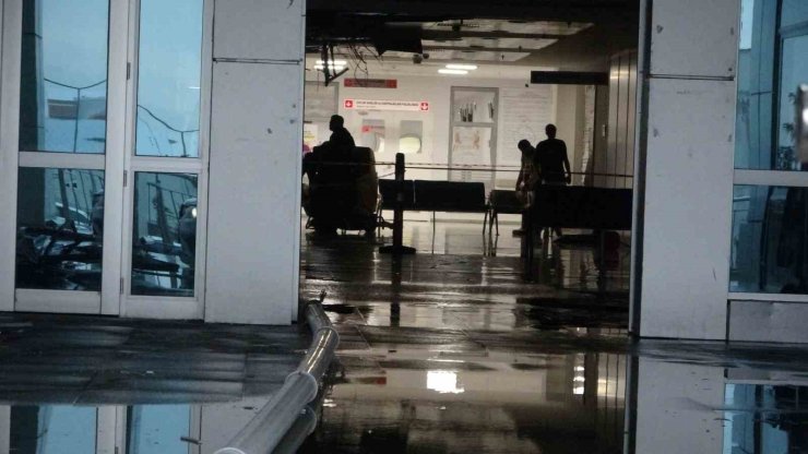 Sağanağın etkili olduğu Malatya’da hastanenin tavanı çöktü