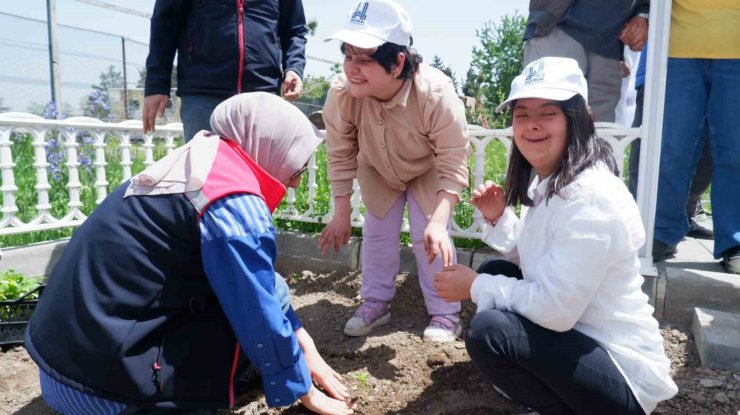 Engelli Hizmetleri Koordinasyon Merkezi’nde ekim zamanı