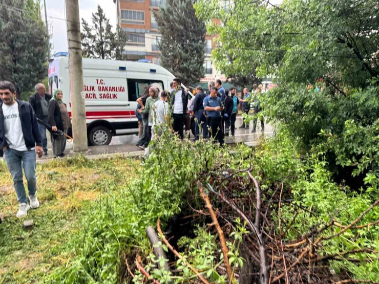 Malatya’da müstakil ev çöktü: 3 kişi yaralandı