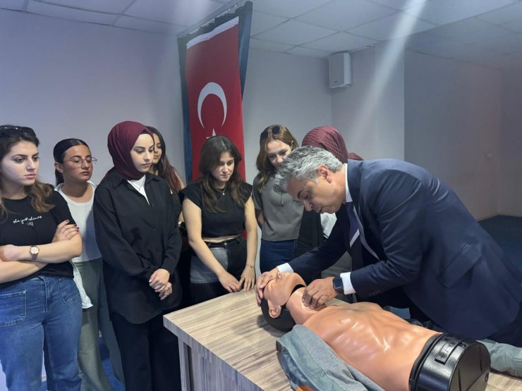 Sosyal Birliktelik Kulübü’nden hayat kurtaran etkinlik: Öğretmen adaylarına ilk yardım eğitimi