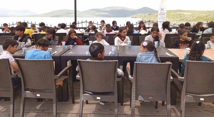 Bulanık’ta öksüz ve yetim çocuklar sevindirildi