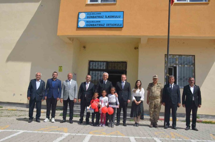 Vali Çakır’dan öğrencilere tavsiye: "Çok kitap okuyun"