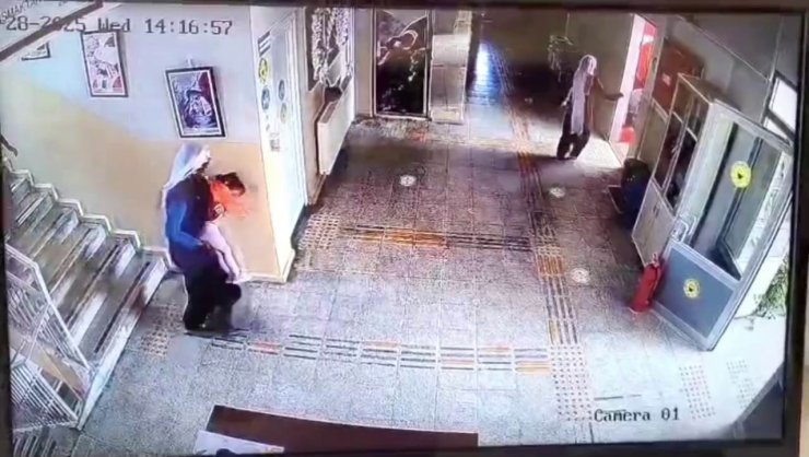 Tunceli’de müdürün Heimlich manevrası, minik çocuğun hayatını kurtardı