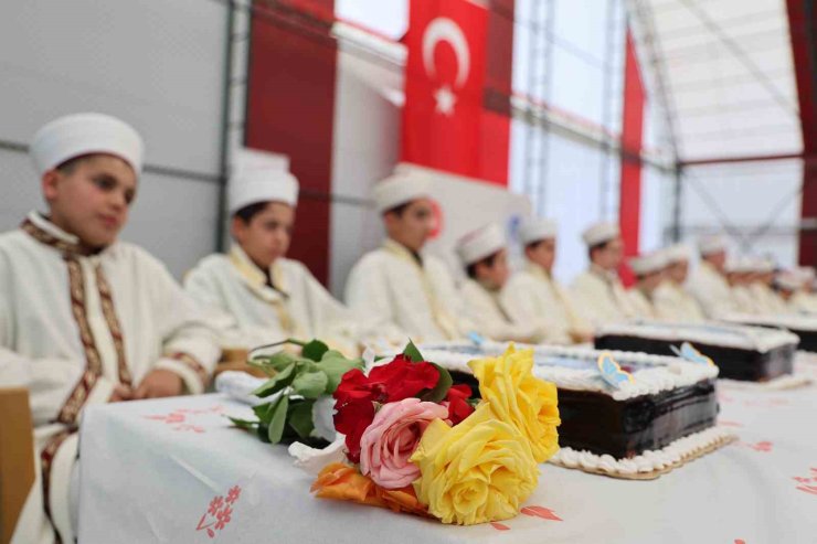 Altınçevre Kur’an kursunda hafızlara özel tören: 22 hafız için 22 pasta kesildi