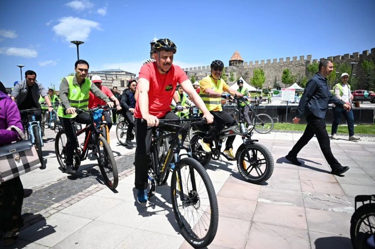 Erzurum’da pedallar sağlıklı hayatlar için çevrildi