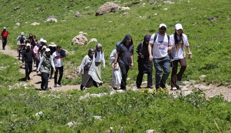 Cennet ve Cehennem Vadisi’nde doğa yürüyüşü
