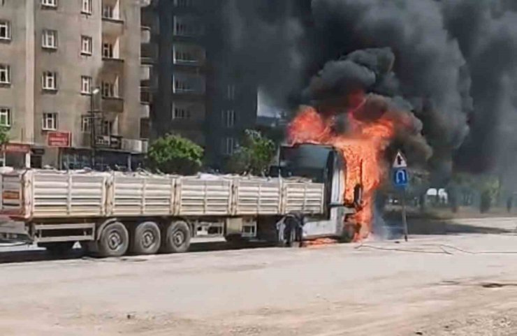 Yüksekova’da seyir halindeki tır alev alev yandı