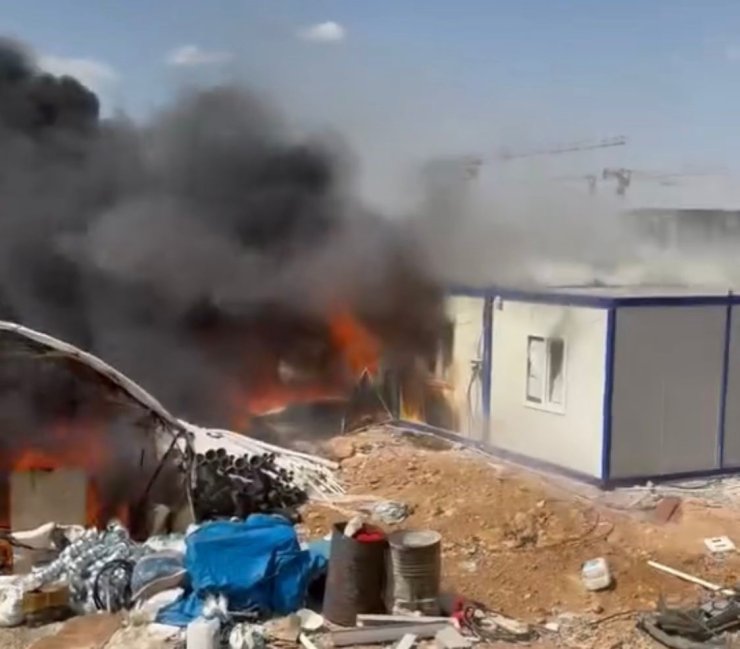 İnşaat şantiyesinde çıkan yangın korkuttu