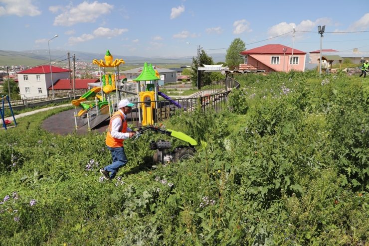 Ardahan Belediyesi’nden park ve bahçelerde bakım çalışması