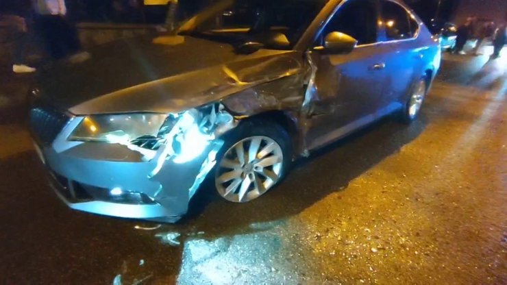 Palandöken’de iki otomobil kafa kafaya çarpıştı