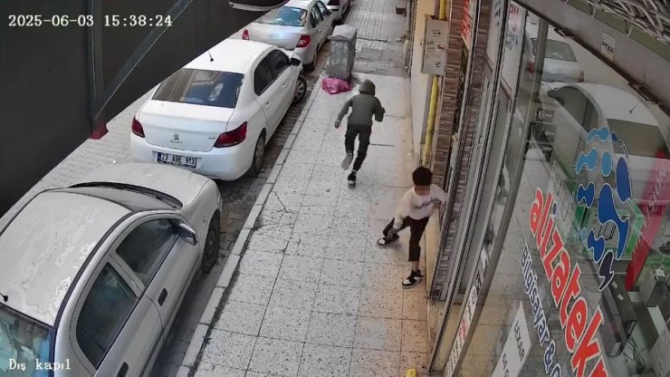Çocukların tehlikeli oyunu kamerada: İş yerine torpil atıp kaçtılar