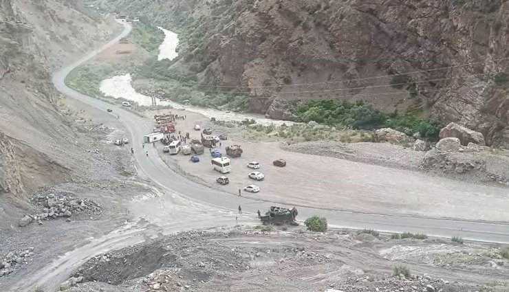 Hakkari’de midibüs devrildi, 6 asker yaralandı