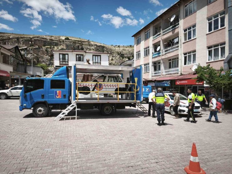 Çemişgezek’te emniyet kemeri simülasyon tırı farkındalık oluşturdu