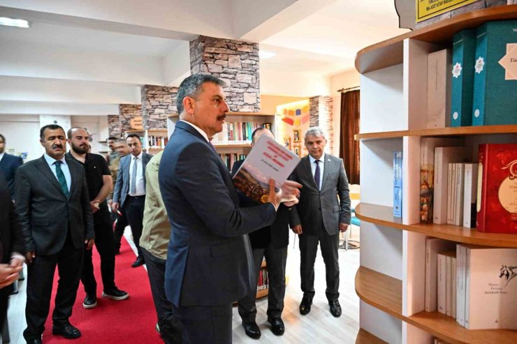 Vali Mustafa Çiftçi, kütüphanede kitapları bizzat kendisi raflara dizdi
